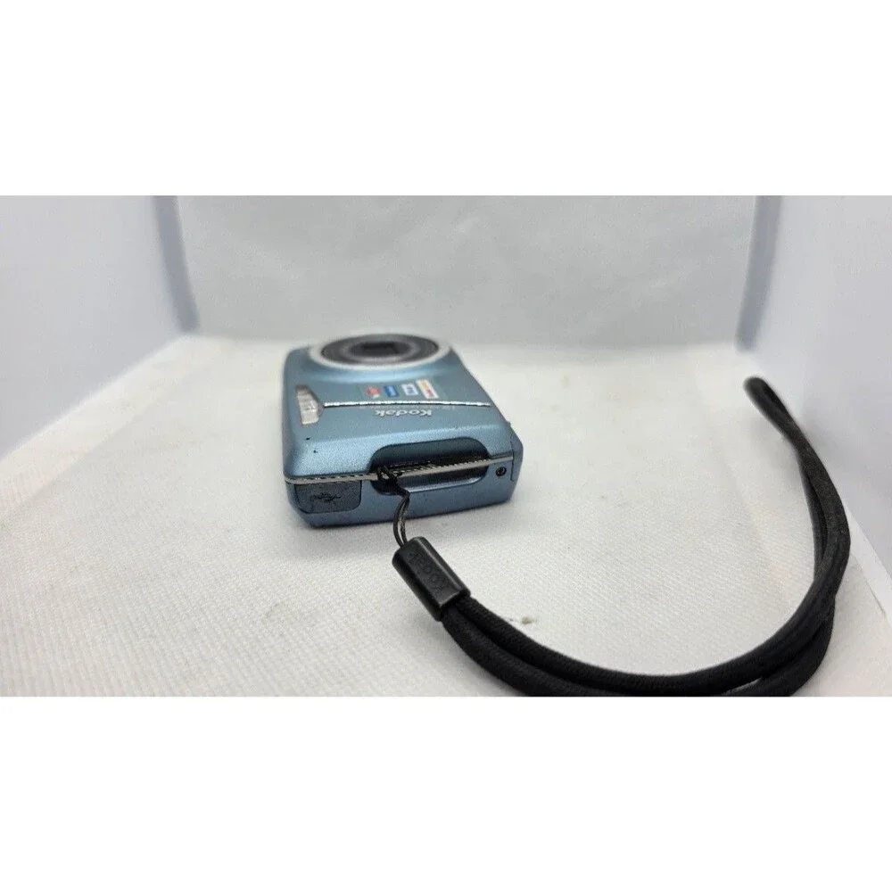 Kodak EasyShare M550 Compact Digital Camera Blue 5X Optical - For Parts/Damaged